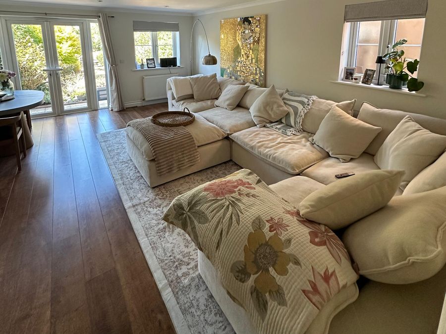 Living room with freshly painted walls and ceiling